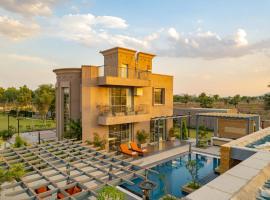 Noah's Ark by StayVista - Hillside Villa with Private Pool & Modern Comforts: Dhānd şehrinde bir otoparklı otel
