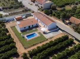 Villa para 10 em Porches com piscina aquecida e ar condicionado: Porches'te bir tatil evi