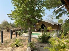 Elephant View Camp, hotel in Ban Huai Thawai
