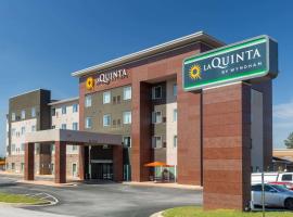 La Quinta Inn & Suites by Wyndham Augusta Fort Eisenhower, hotell i Augusta