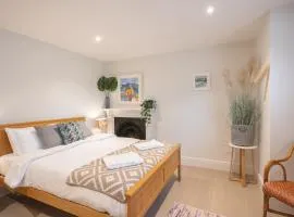 Spacious 1BR Victorian Cheltenham flat in Cotswolds Sleeps 4 - FREE Parking