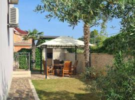 Apartament REMCA w/ private yard + PARKING, hotel in Karigador
