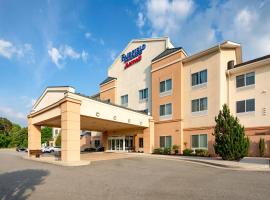 Fairfield Inn and Suites by Marriott South Boston、サウス・ボストンにあるCenterville Shopping Centerの周辺ホテル