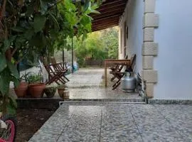 GENİŞ BAHÇELİ, DENİZE YAKIN MÜSTAKİL EV..