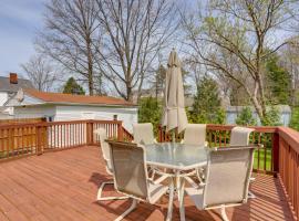 Chic Home with Deck, Walk to Lake Erie!, feriebolig i Avon Lake
