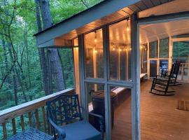 Gold Dust Delight - Cozy Cottage In The Woods, hotel en Dahlonega