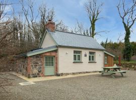 The Woodland Retreat Pembrokeshire Dog-friendly, hotel in Haverfordwest