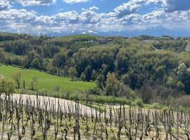 Spicchio di Langa - casa indipendente tra le vigne e le Alpi, viešbutis mieste Belvedere Langhe