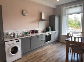 5 minutes from Loch Lomond - Newly Renovated Ground Floor 1-Bed Flat, apartment in Bonhill