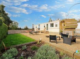 Orchard View Retreat - Dog friendly, enclosed private garden with weather dependant hot tub - Not on a holiday park, beach rental in Little Clacton