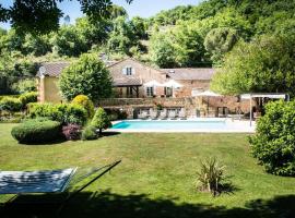Beautiful Home with Large Gardens and Heated Pool โรงแรมในSauveterre-la-Lémance