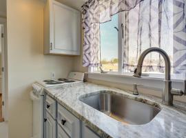 Toms River Apartment with On-Site Canal Access!: Toms River şehrinde bir otel