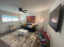 Modern ~ Comfortable ~ Downtown, Queen beds, Bikes, holiday rental in Greenville