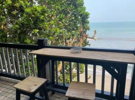 ocean view studio room by hello beach, hotell i Sukarame