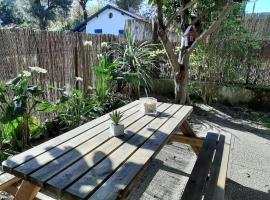 Maison confortable pour 4 à Soorts-Hossegor avec terrasse et parking - FR-1-239-929, khách sạn ở Soorts-Hossegor