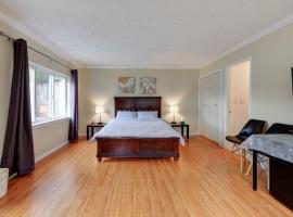 Private Suite with Separated Entrance Monica's Home, villa en Richmond