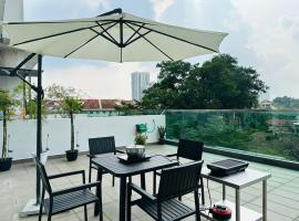Paragon Residence 8-12pax-Big Balcony with BBQ, hotel cerca de Singapore Turf Club, Johor Bahru