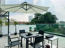 Paragon Residence 8-12pax-Big Balcony with BBQ