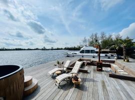 NEW - LITTLE IBIZA, on a lake near Amsterdam, with HOT TUB!, barco en Vinkeveen