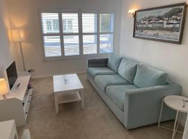 Riverside apartment with views and parking, apartment in Kingsbridge