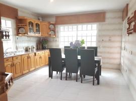 Vivienda ajardinada con porche, holiday home in Villanueva de Arosa