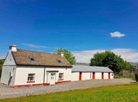 Eanymore Farm Cottage, villa in Donegal