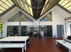 Stylish 3BR home with outdoor entertaining, semesterboende i Oaklands