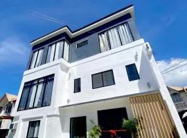 NEW Modern home near Airport, Beach and Fast Wi-Fi