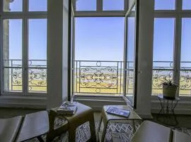 Panoramic Mulberry Beach plendid sea front apartment