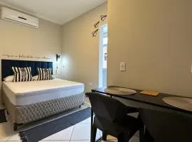 Studio com ar e garagem - Praia das Pitangueiras