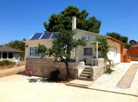 CAPTAIN'S Holiday HOUSE, bolig ved stranden i Žirje