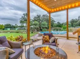 Tropical getaway Pool and tiki bar