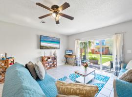 Beach House 5min walk to beach, pool, yard, close to shops and activities، فندق في ديستين