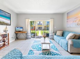 Beach House 5min walk to beach, pool, close to shops and activities, family hotel in Destin