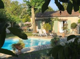 Gîte 2-4 couchages situé dans un magnifique jardin, povoljni hotel u gradu 'Saint-Vivien'