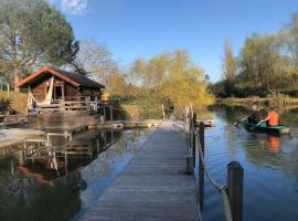La cabane sur le lac aux Temps des Sources, hotel in Veyrines-de-Domme