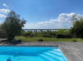 Villa familiale à la campagne avec vue sur le fleuve - proche de Bordeaux，Bourg-sur-Gironde的飯店