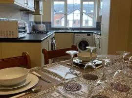 Spacious, Sleeps 14, 3 bathrooms, Central, Parking, Grimsby