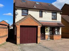 Spacious 10 bed house in Leicester, vacation rental in Leicester