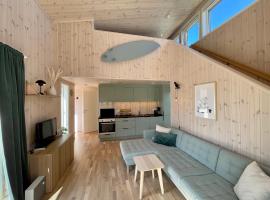 Fresh hytte ved Borestranden med to soverom og hems, feriebolig i Klepp