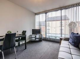 Modern flat in Eastwood Town centre, hotel with parking in Eastwood