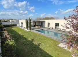 Maison au bord de Loire, vacation home in Veauchette