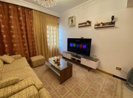 Sunny 2BR Apartment in Maadi, hotel berdekatan Pusat Bandar Maadi, Kaherah