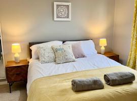 Canada House - Sleeps 6 -3 King or 6 Single Ideal for contractors, hytte i Warrington