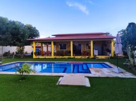 Casa de férias e veraneio com piscina e churrasqueira em Sucatinga Beberibe, pet-friendly hotel in Beberibe