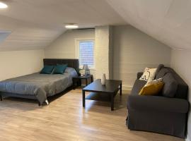 3-Bedroom House in Little Italy Downtown-Free Parking, cabaña o casa de campo en Toronto