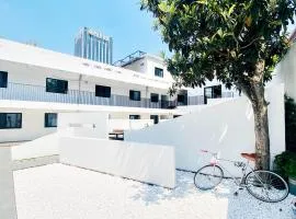 Hidden Garden Youth Hostel -Oriental Pearl &Lujiazui -Garden Social Area -Bar -Café -Free Laundry Luggage Storage -24H Front Desk -English Service
