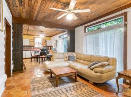 Pasters Apartment in Deconsecrated Church, leilighet i New Orleans