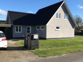 hyggeligt byhus tæt ved skov og togstation, holiday rental in Ålbæk