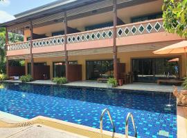 Baan Suan Villas Resort, hotel con estacionamiento en Ban Suan